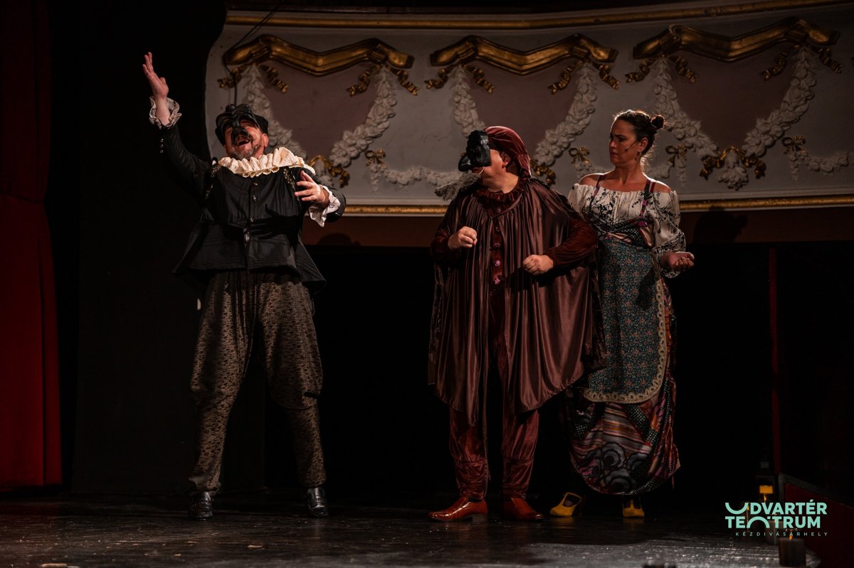 A Két úr szolgája című előadás a commedia dell’arte stílusát felelevenítve szórakoztatja a közönséget •  Fotó: Udvartér Teátrum Kézdivásárhely/ Facebook