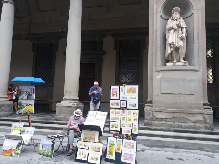 Maszkos festő az Uffizi-képtár udvarán, Leonardo da Vinci szobra alatt •  Fotó: Pap Melinda