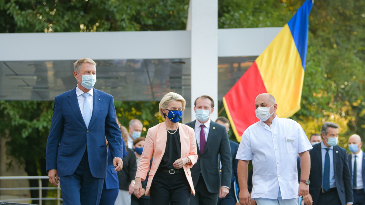 Ursula von der Leyen vendéglátóival felkereste a bukaresti sürgősségi egyetemi kórházat is •  Fotó: Presidency.ro