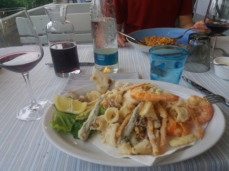 Tenger gyümölcsei, helyi vörösbor és az elmaradhatatlan pasta •  Fotó: Pap Melinda