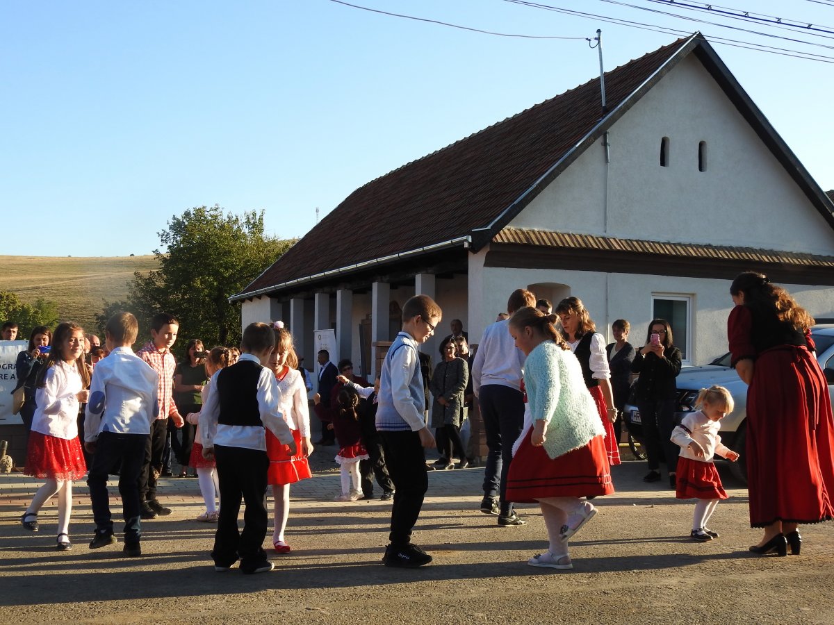 Vajasdi ünnepség. A gyerekek az új óvodaépület előtt ropják a táncot •  Fotó: Makkay József