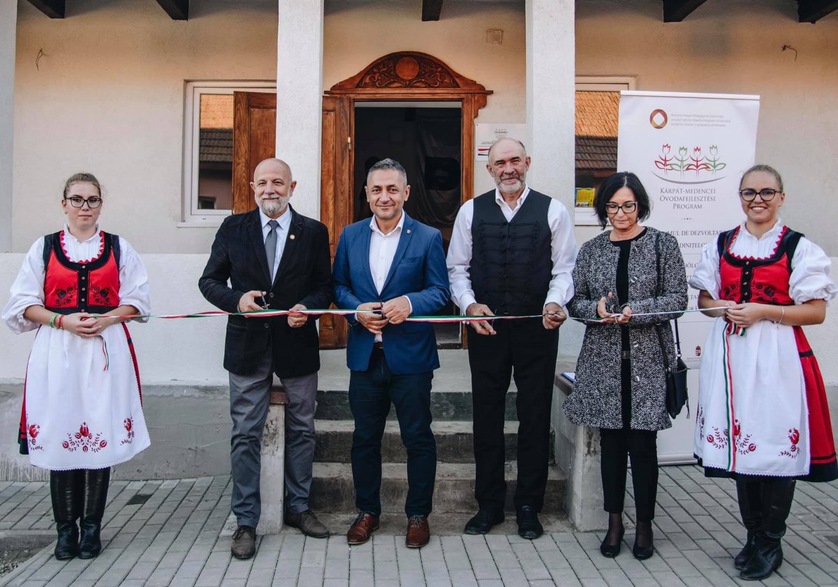 Ünnepélyes szalagvágás Vajasdon •  Fotó: MTI