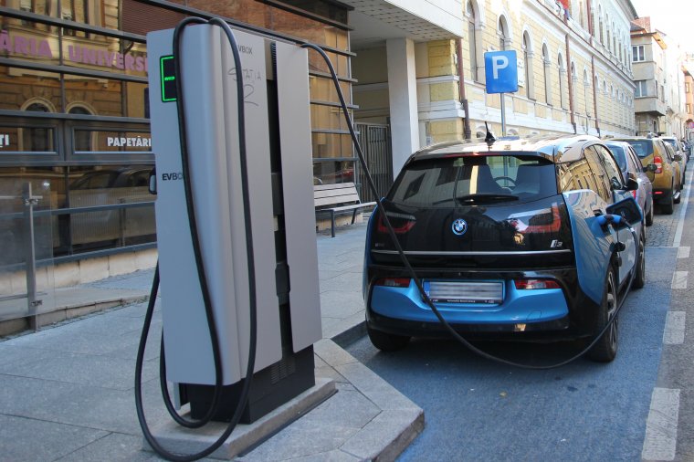 Nyaralás elektromos autóval: nagyon eltérő az e-töltőállomás-sűrűség az európai országokban