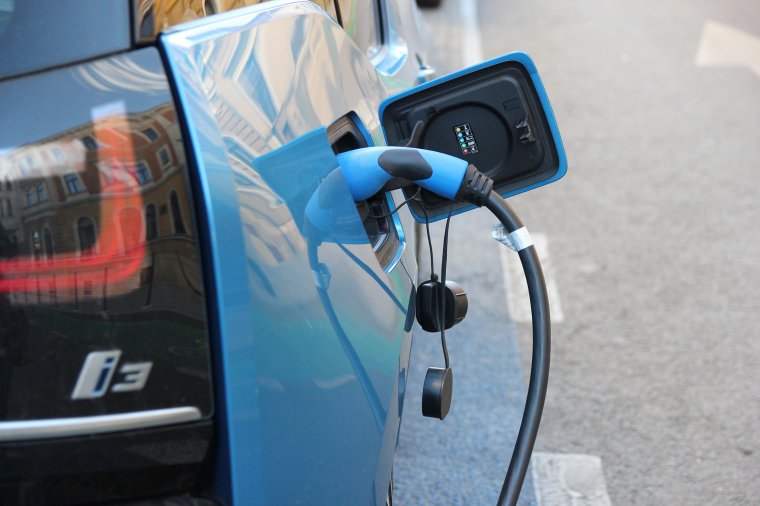 Haladnak a korral: már az eladásra kínált elektromos autók kilométeróráját is visszatekerik
