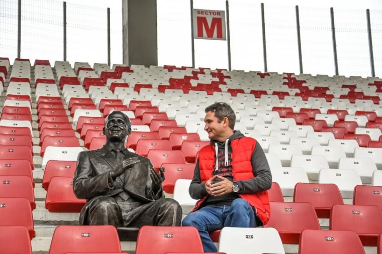 Szelfizz a lelátón a báróval – Az UTA vezérszurkolói Neuman Ferenc személyiségéhez méltatlannak tartják a „szoborültetést”