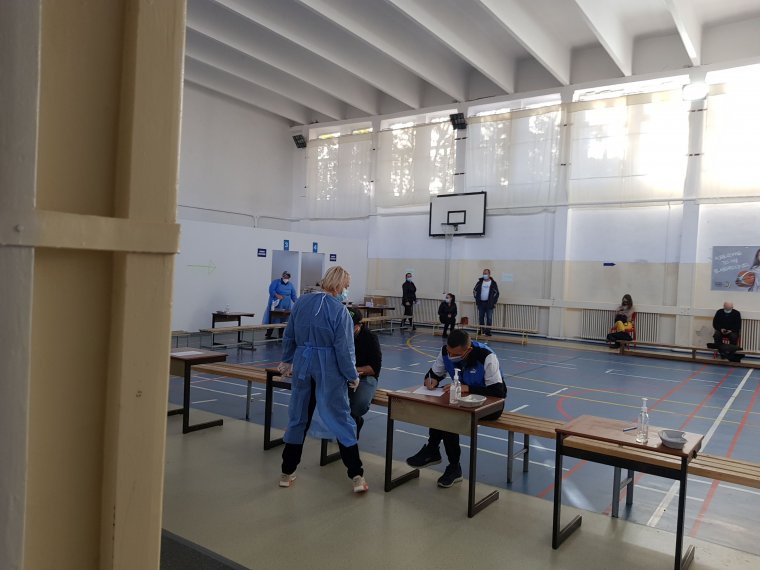 Kitart az oltakozási láz: közel százezren kapták meg hétfőn az első vakcinát