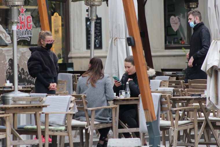 Megcsappant a vendéglátóhelyek forgalma: a korlátozások miatt újra térdre kényszerültek a kávézók, éttermek működtetői
