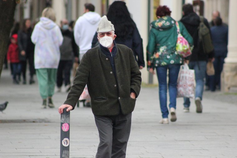 Újra kötelező lehet kültéren is a maszkviselés Romániában, a szakemberek csak az orvosi és az FFP2 maszkokat javasolják