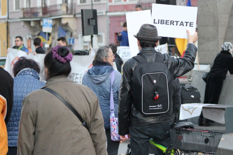 Nyugdíjasok tüntetnek Bukarestben az alacsony juttatásuk és a Covid-igazolvány ellen