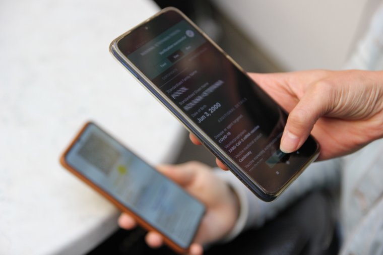 Facebookon árulják a hamis Covid-igazolványokat, figyelmeztet egy orvos