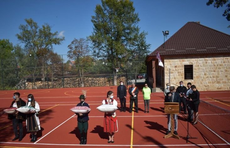 Pályán vannak. A népi kultúrájáról, idegenforgalmáról is nevezetes településen immár multifunkcionális sportlétesítmény is kiszolgálja a lakosokat •  Fotó: Ady Endre Kulturális Egyesület
