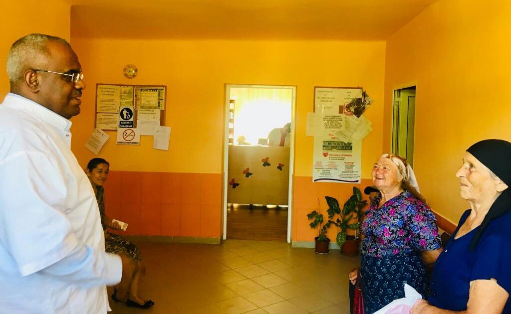 A „fekete orvos”. Hisham Tageldin nagyon népszerű a helyiek körében •  Fotó: Ziarulsanatatea.ro