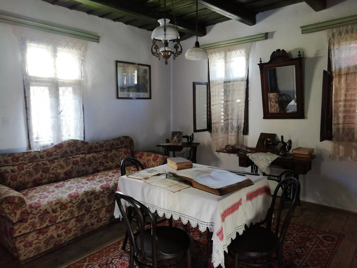 A fogadószoba is előző korok régiségeivel van tele •  Fotó: Oláh Eszter