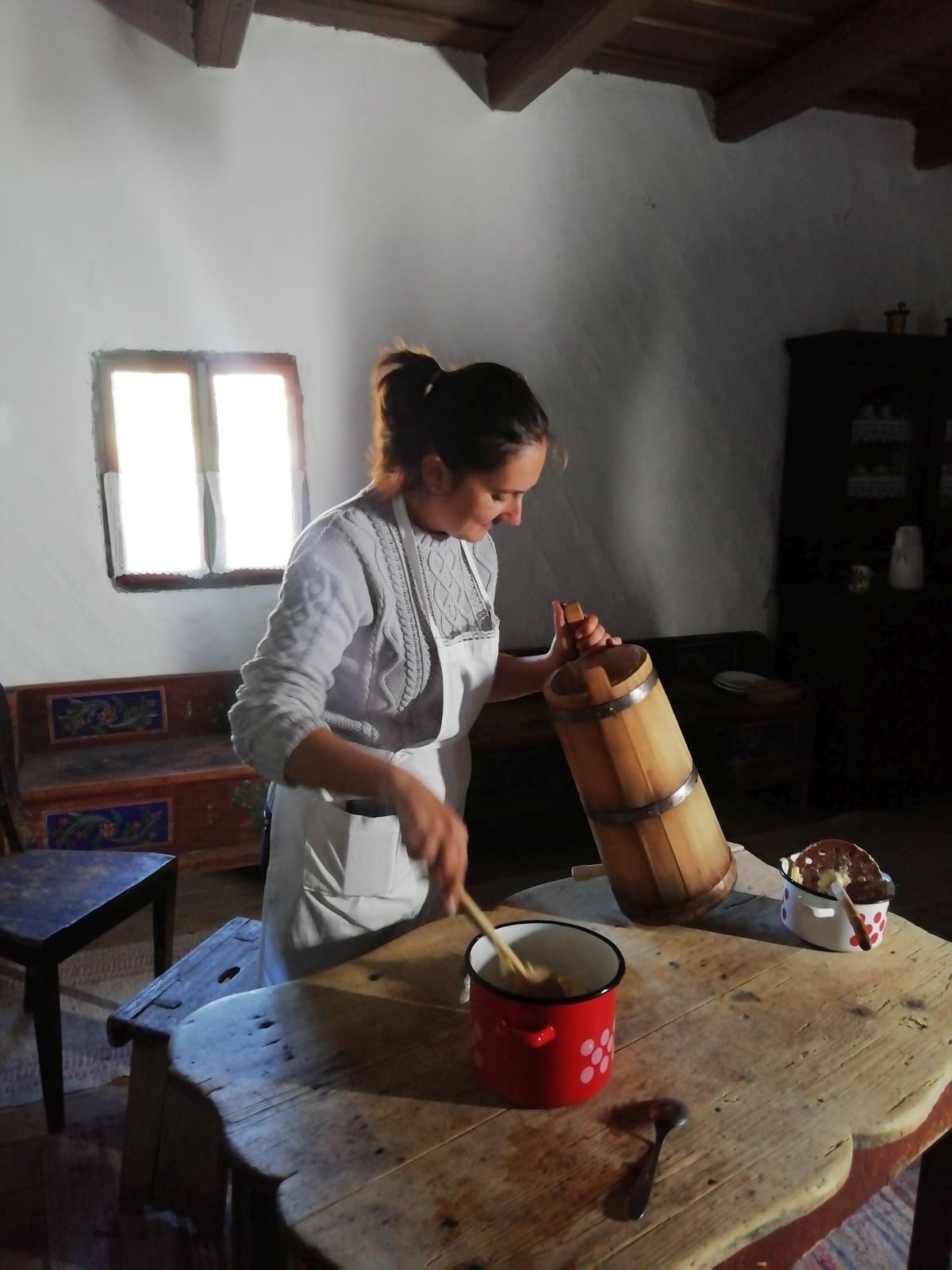 A porta házigazdája, Ilyés Emőke vajkészítés közben •  Fotó: Oláh Eszter