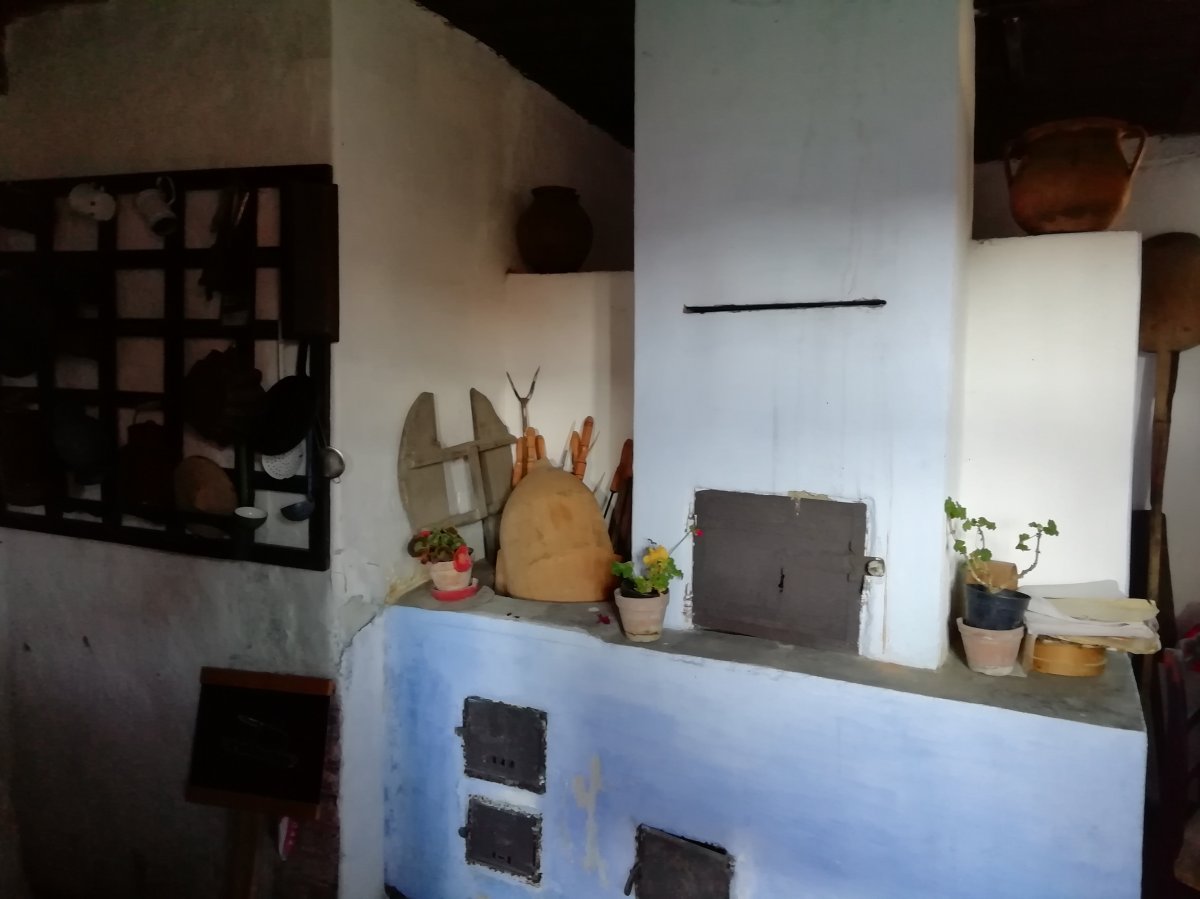 A gazdasági épületben található sütőház ma is üzemel •  Fotó: Oláh Eszter