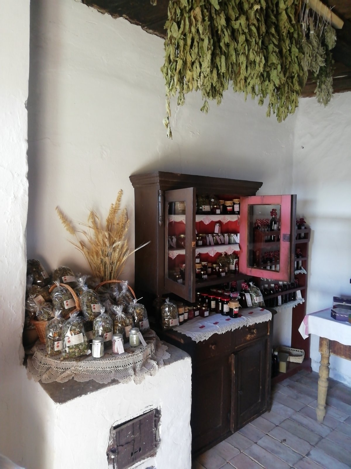 Gyógynövények és kézműves termékek kiállítótere •  Fotó: Oláh Eszter