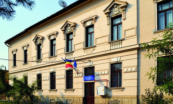 A Csiky Gergely Főgimnázium kollégiumának épülete •  Fotó: Csikygergelyarad.ro
