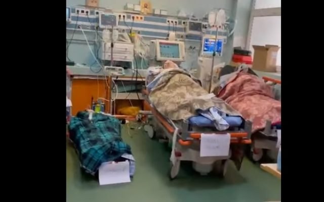 Ágyhiány miatt földön kezelt beteg a bukaresti egyetemi kórházban •  Fotó: G4Media