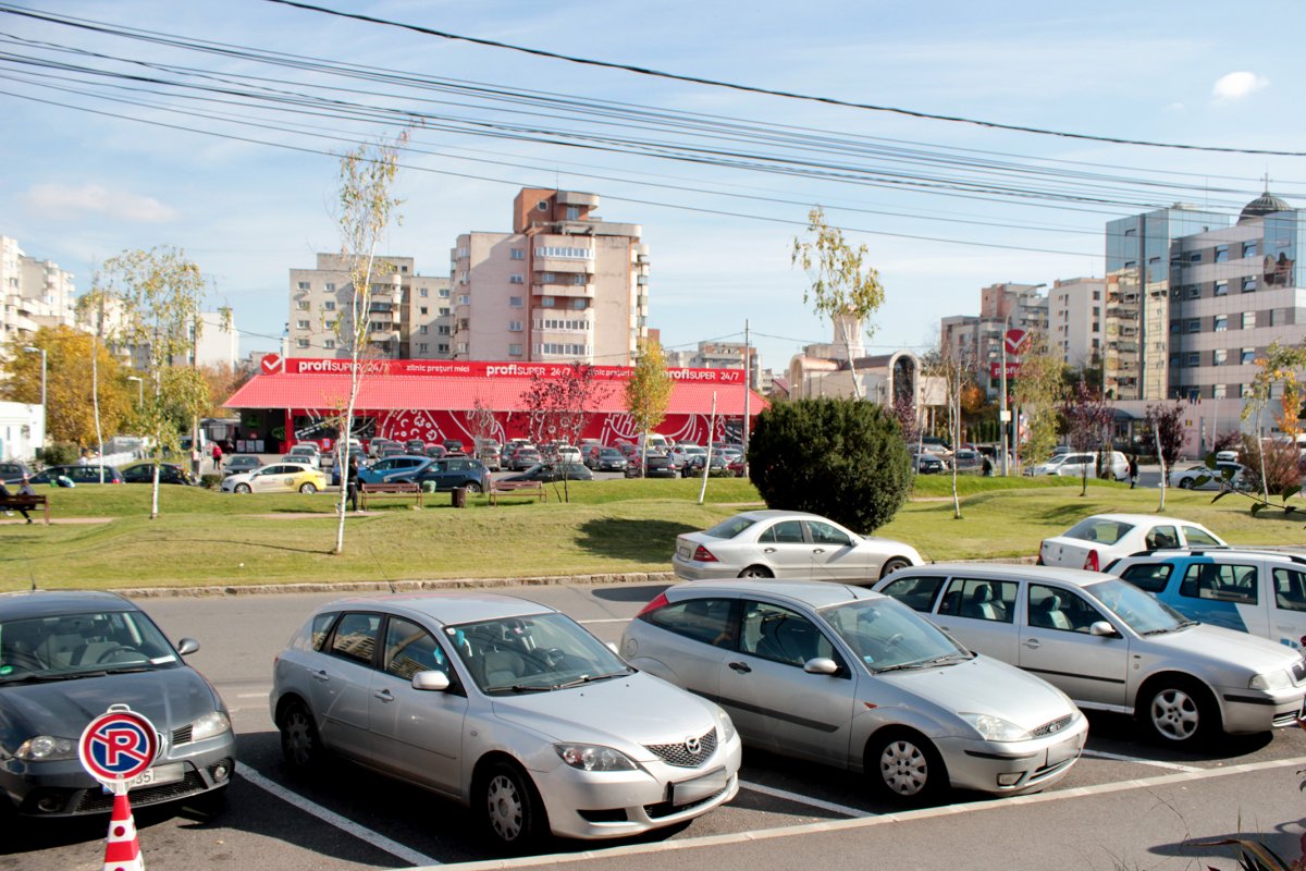 Megharcolnak érte. Kolozsváron évente sorban állnak a parkolóhelyekért •  Fotó: Jakab Mónika