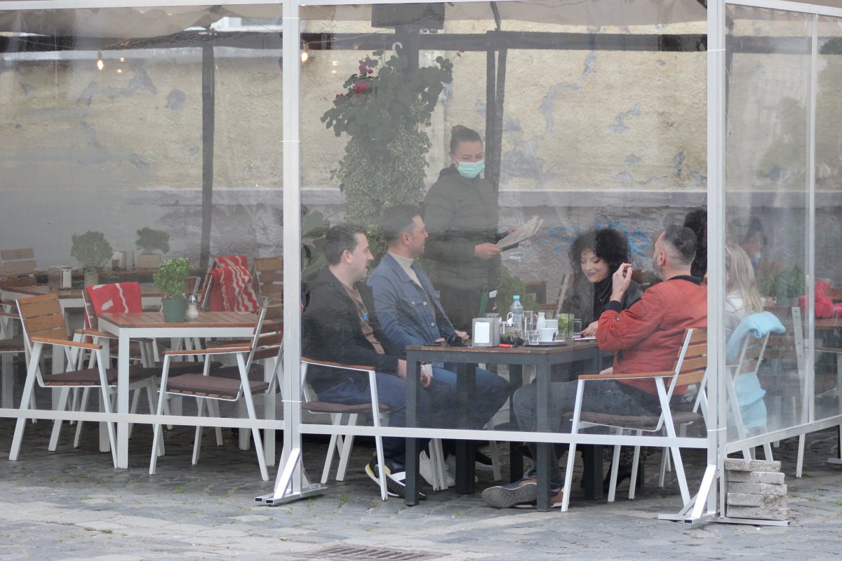 Csődközeli állapot. Az éttermeket, kávézókat érintő korlátozások nyomán sok asztal üresen marad •  Fotó: Jakab Mónika