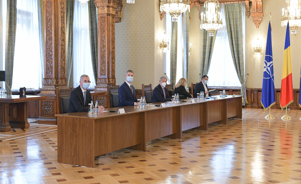 Dacian Cioloșnak (középen) nemigen lesz esélye többséget maga mögé gyűjtenie a parlamentben • Fotó: Presidency.ro