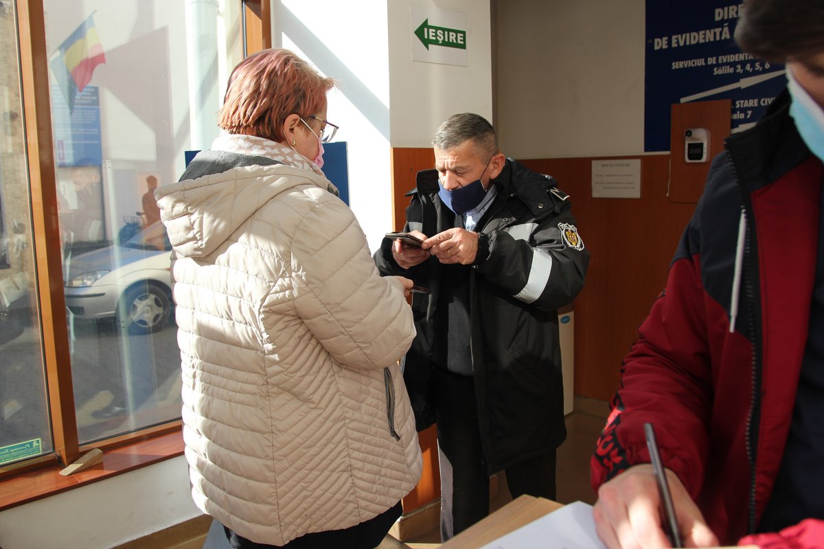 Ügyfél zöldigazolványának QR-kódját olvassa le a kincses városi polgármesteri hivatal alkalmazottja •  Fotó: Jakab Mónika