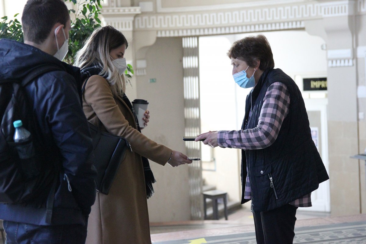 Védettségi igazolványt ellenőriznek a kolozsvári egyetemi könyvtárba betérő olvasóktól •  Fotó: Jakab Mónika