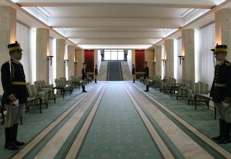 Kevesebb szolgálati autó, az is sofőr nélkül: Bolojan kancelláriája látványosan csökkentette a kiadásait