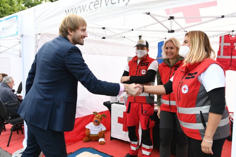 Koronavírusos betegek és halottak sokkoló képeivel vennék rá a cseheket az oltakozásra