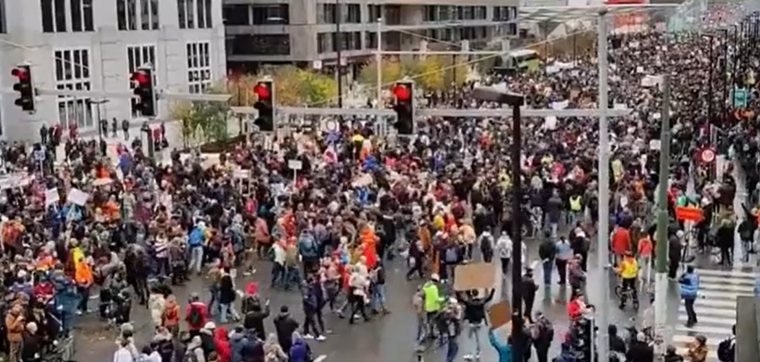 Ezrek tiltakoznak Brüsszel utcáin a megszorító intézkedések ellen