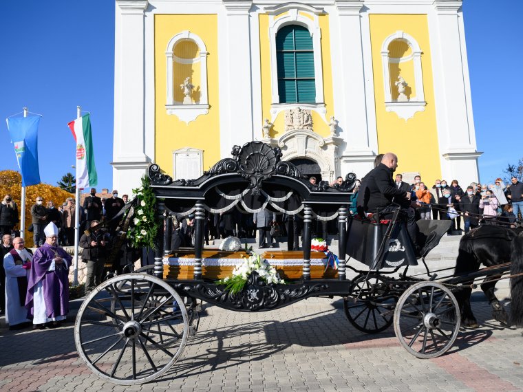 Beteljesített végakarat: újratemették Magyarországon báró Eötvös Józsefet