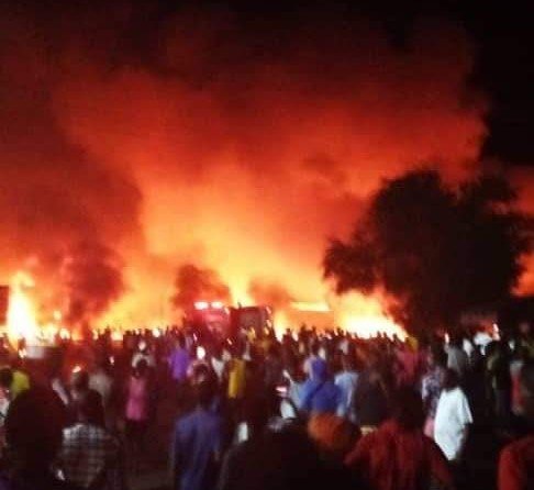 Közel százan életüket vesztették, amikor felrobbant egy olajat szállító tartálykocsi Afrikában