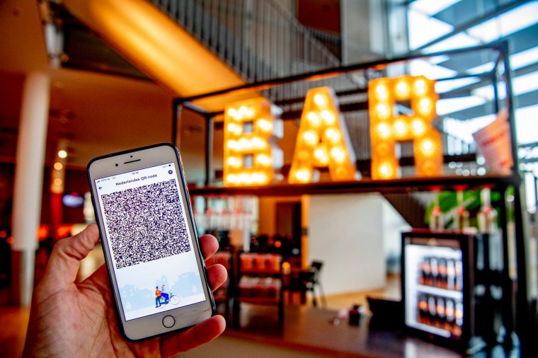 Nagy a nyomás az egészségügyi rendszeren, Hollandiában korlátozásokat vezetnek be