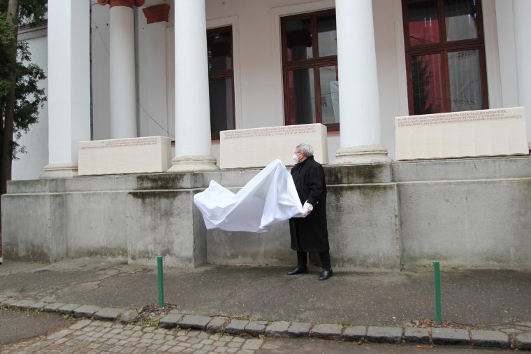 A tudomány szolgálatában: Mikó-emlékkövet avattak a kolozsvári Mikó-kertben (képriport)