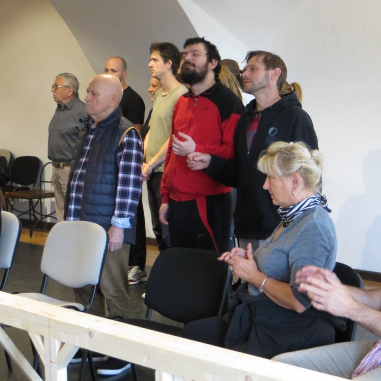 Az öreg hölgy tragikomédiája: bemutatóra készül a nagyváradi Szigligeti Társulat