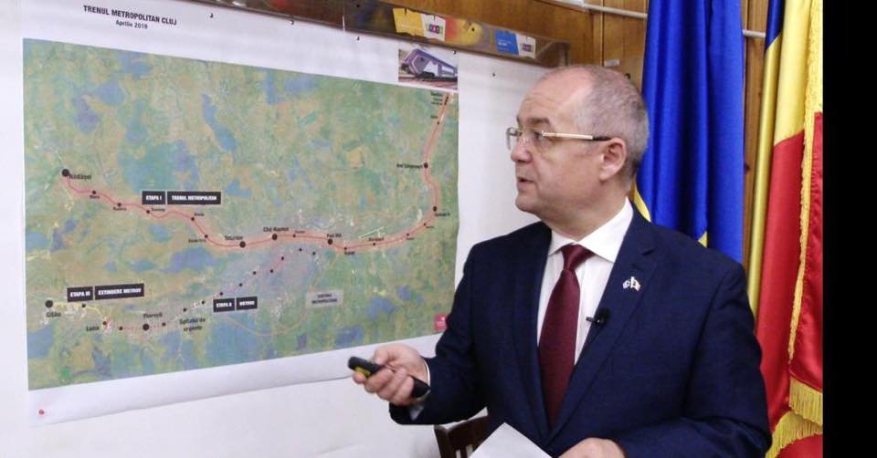 Emil Boc polgármester a kolozsvári metróvonal tervezett útvonalát mutatja •  Fotó: Facebook/Emil Boc