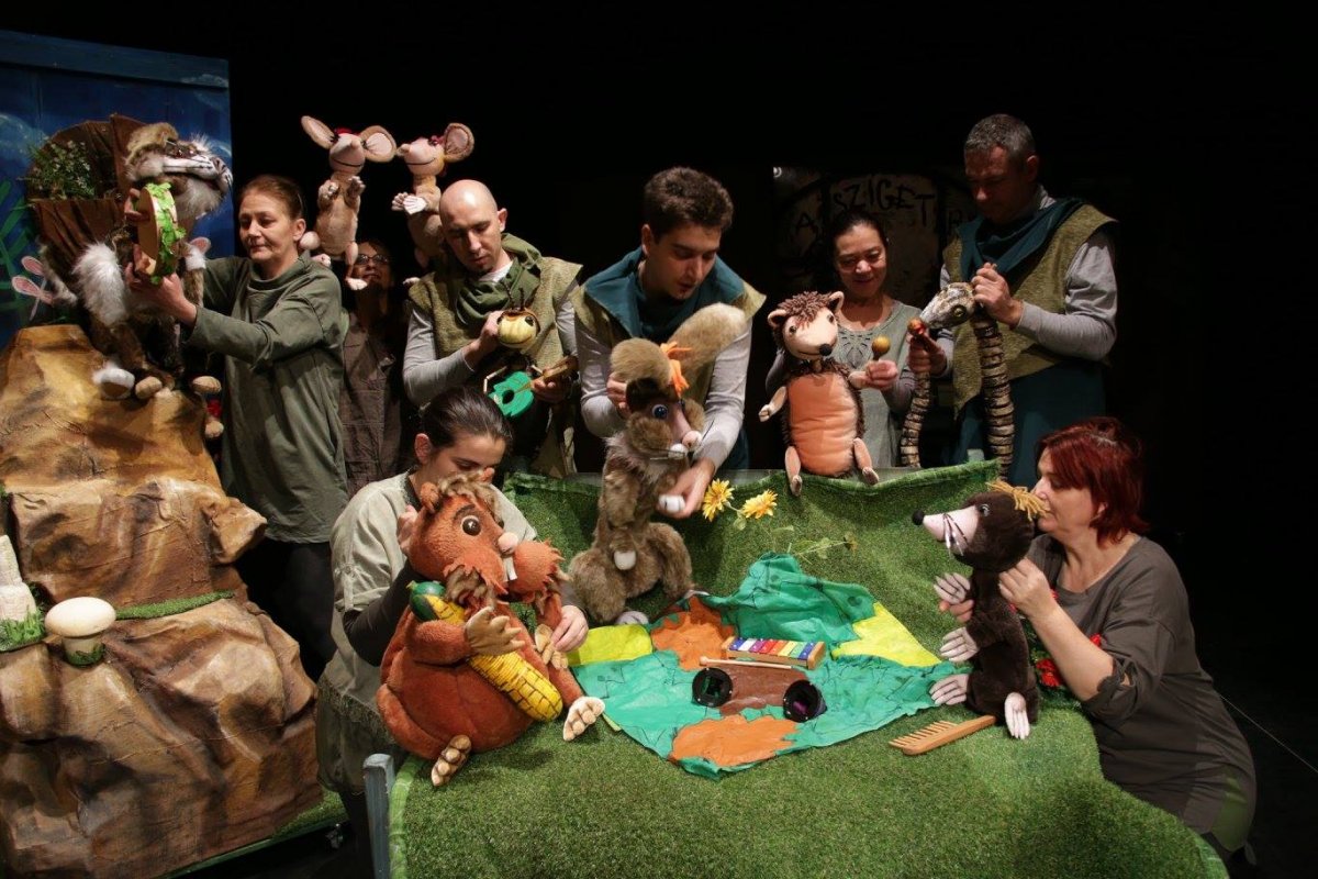 A vásárhelyi Ariel Ifjúsági és Gyermekszínház A téli tücsök meséje című előadása is szerepel a Barcasági Gyermekfesztivál kínálatában •  Fotó: Ariel Ifjúsági és Gyermekszínház