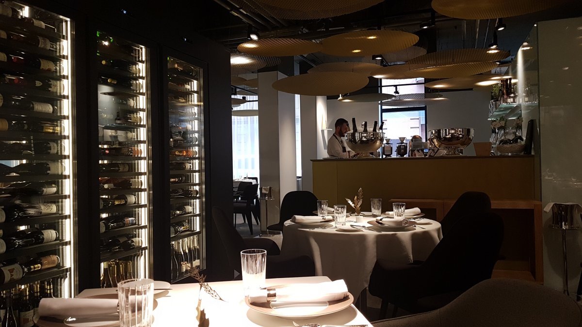 A budapesti Stand étterem beltere. Széll Tamás és Szulló Szabina közös vendéglője egymás után háromszor nyerte el a Dining Guide kalauz első helyét •  Fotó: Borbély Zsolt Attila