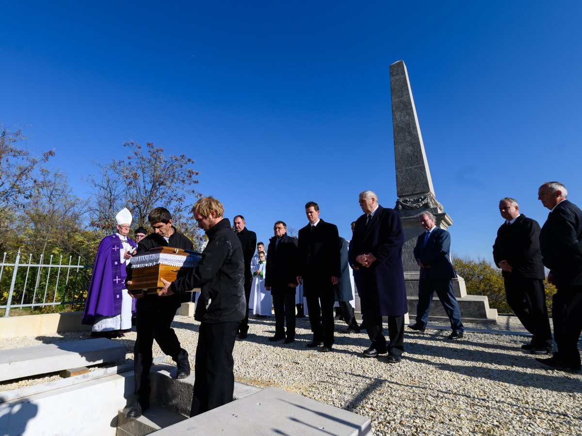 Báró Eötvös József és családja koporsóit viszik az Ercsi mellett található Szapáry-Eötvös-kápolna alatti kriptába •  Fotó: MTI/Vasvári Tamás