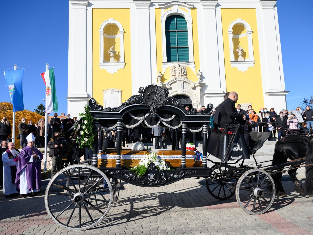 Halottaskocsi báró Eötvös József és családja koprsóival az újratemetésük alkalmából tartott gyászmise után a Nagyboldogasszony-templom előtt Ercsiben •  Fotó: MTI/Vasvári Tamás