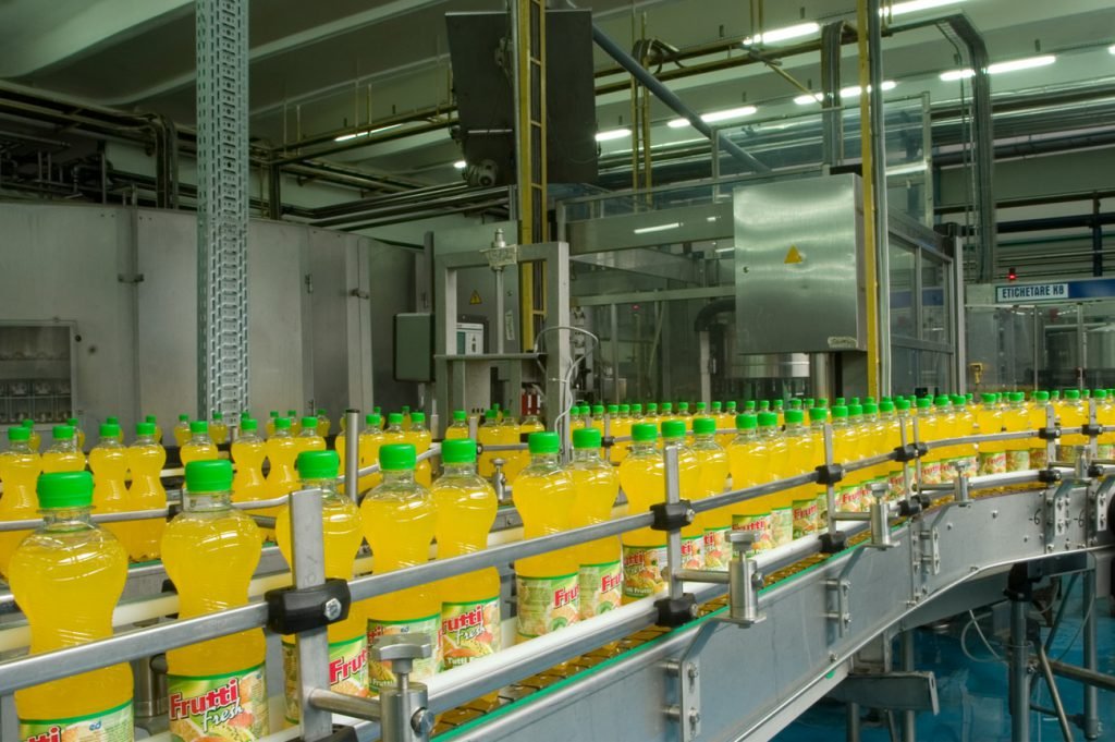 Üdítő dollármilliók. A Frutti Fresh terméket is birtokló Micula fivérek újabb 100 millió dollárt préselnének ki a román államból •  Fotó: Europeandrinks.ro