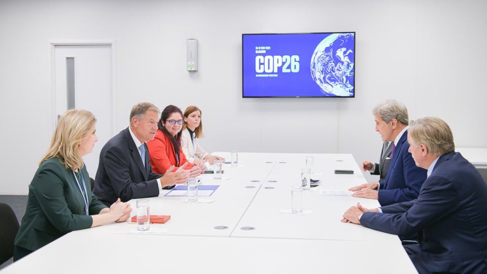Klaus Iohannis Glasgow-ban tárgyalt John Kerryvel, az Egyesült Államok elnökének éghajlatügyi különleges képviselőjével •  Fotó: Facebook/Greenpeace Romania﻿