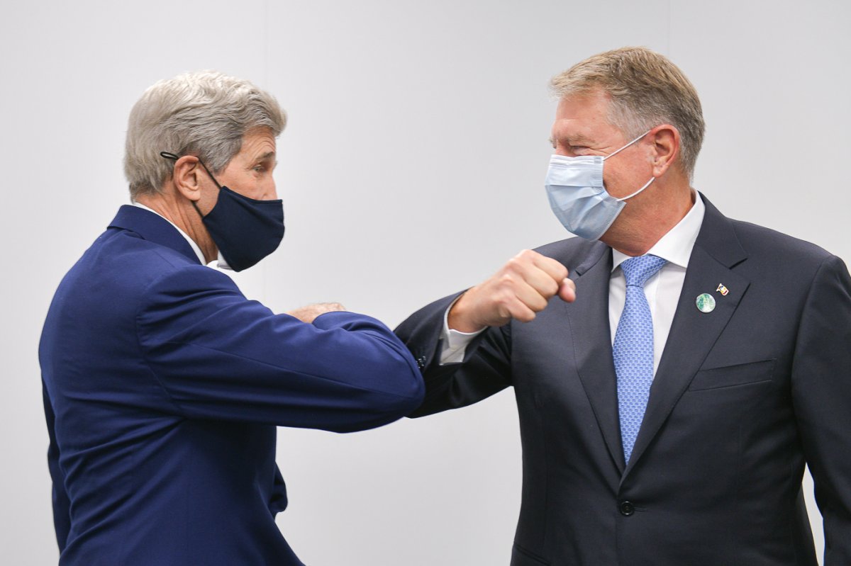 Megállapodtak. John Kerry és Klaus Iohannis a glasgow-i klímacsúcson •  Fotó: Presidency.ro