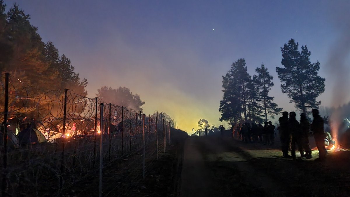 Lengyel hatósági értesülések szerint a fehérorosz határszakasz mentén jelenleg 3–4 ezer migráns tartózkodik • Fotó: Twitter/Polska Policja
