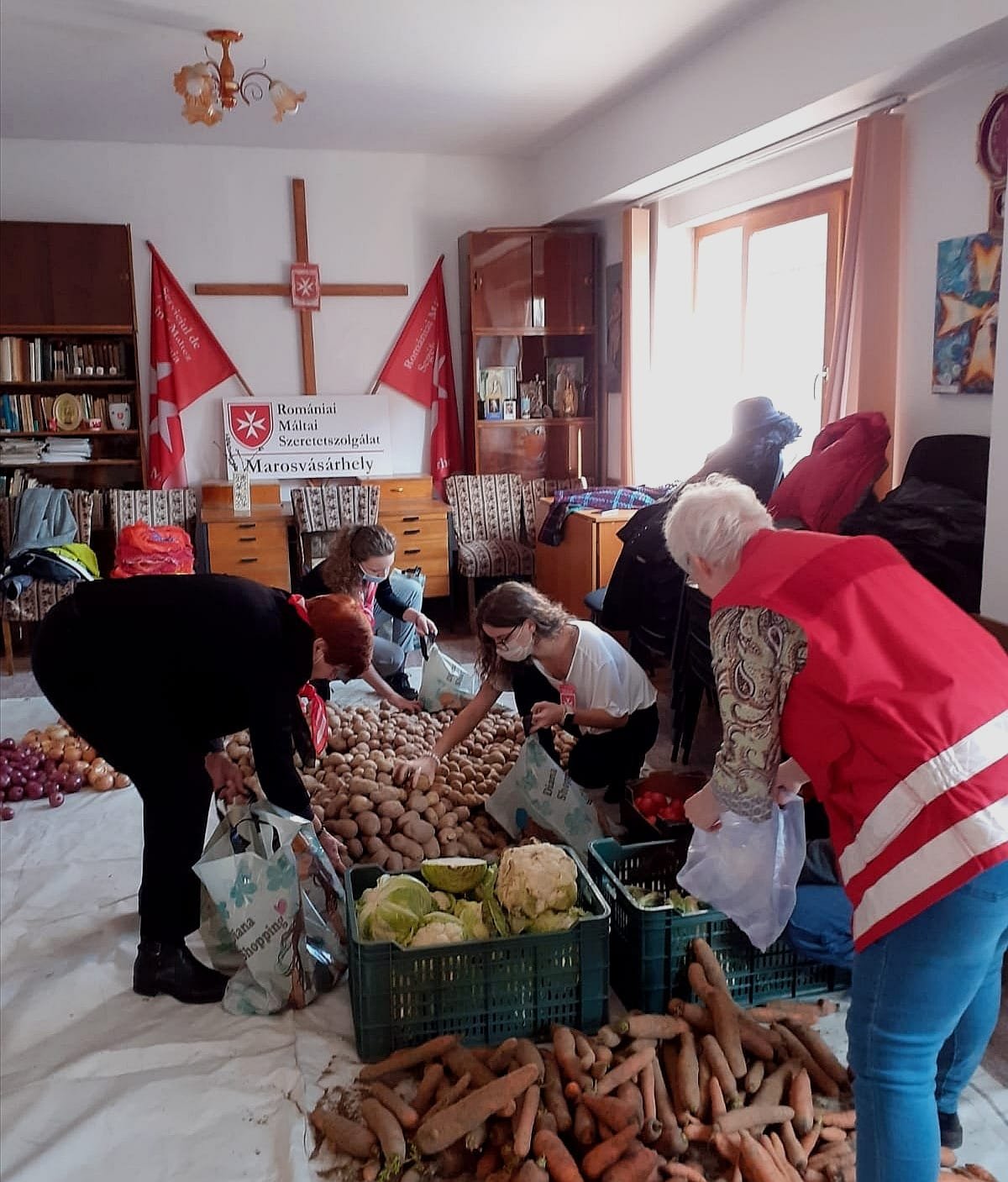 A szeretetszolgálat marosvásárhelyi önkéntesei friss zöldségekből és gyümölcsökből összeállított csomagokkal leptek meg rászorulókat •  Fotó: Máltai Szeretetszolgálat Marosvásárhely/ Facebook