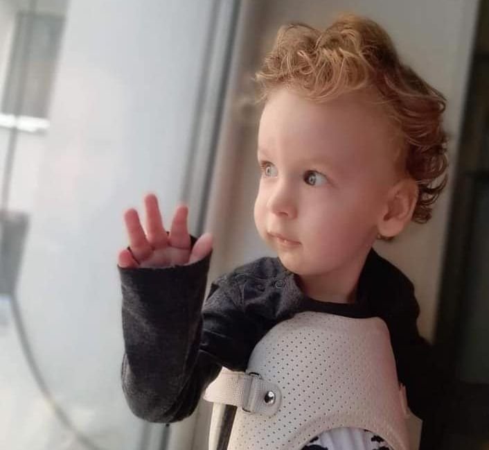 Az orvosi fűző fontos szerepet játszik Noel gerincének fejlődésében •  Fotó: Facebook/Noel SMA1