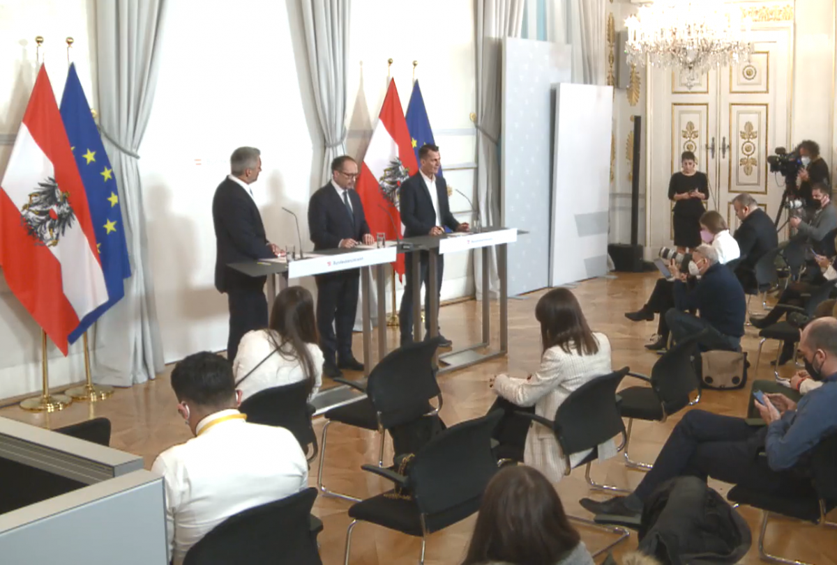 Alexander Schallenberg kancellár (középen) és miniszterei bejelentik a szigorítást •  Fotó: Osztrák kancellária