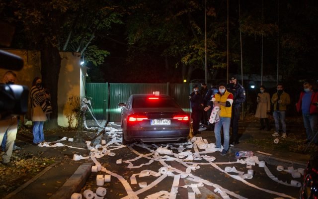 Tüntetők vécépapírt dobáltak a liberális politikusokat szállító autókra •  Fotó: Videófelvétel