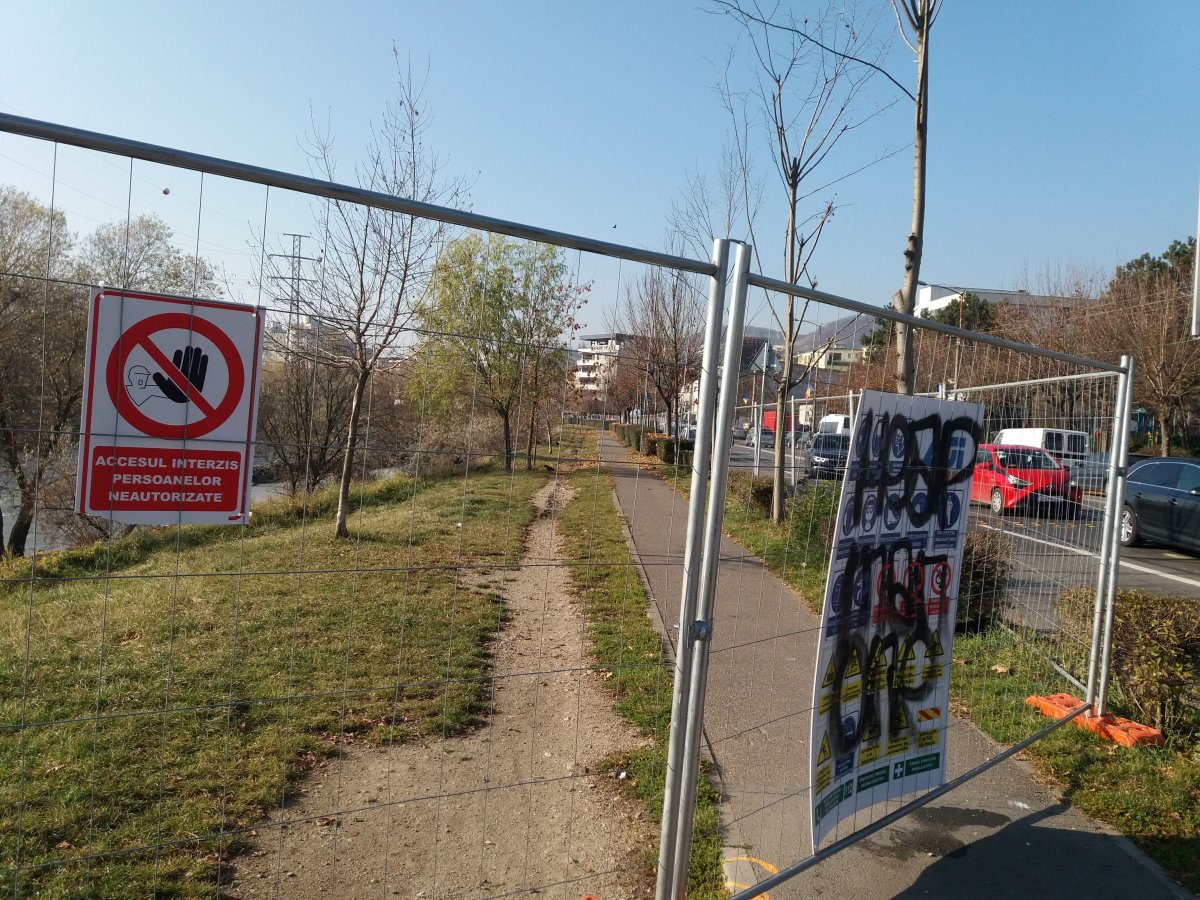 Belépni tilos. A Donát út  felőli részen teljesen elkerítették a partszakaszt •  Fotó: Pap Melinda