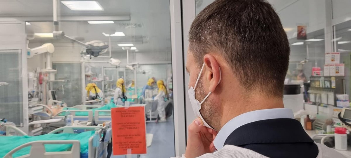 Eduard Heger szlovák kormányfő kórházi látogatáson •  Fotó: Eduard Heger/Facebook